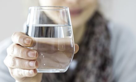 Minum Air Putih Dan Nutrisi Tepat Jadi Kunci Kulit Sehat Alami