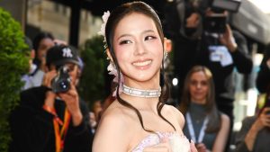 Jisoo BLACKPINK Tampil Anggun Pakai Gaun Pink Dan Perhiasan
