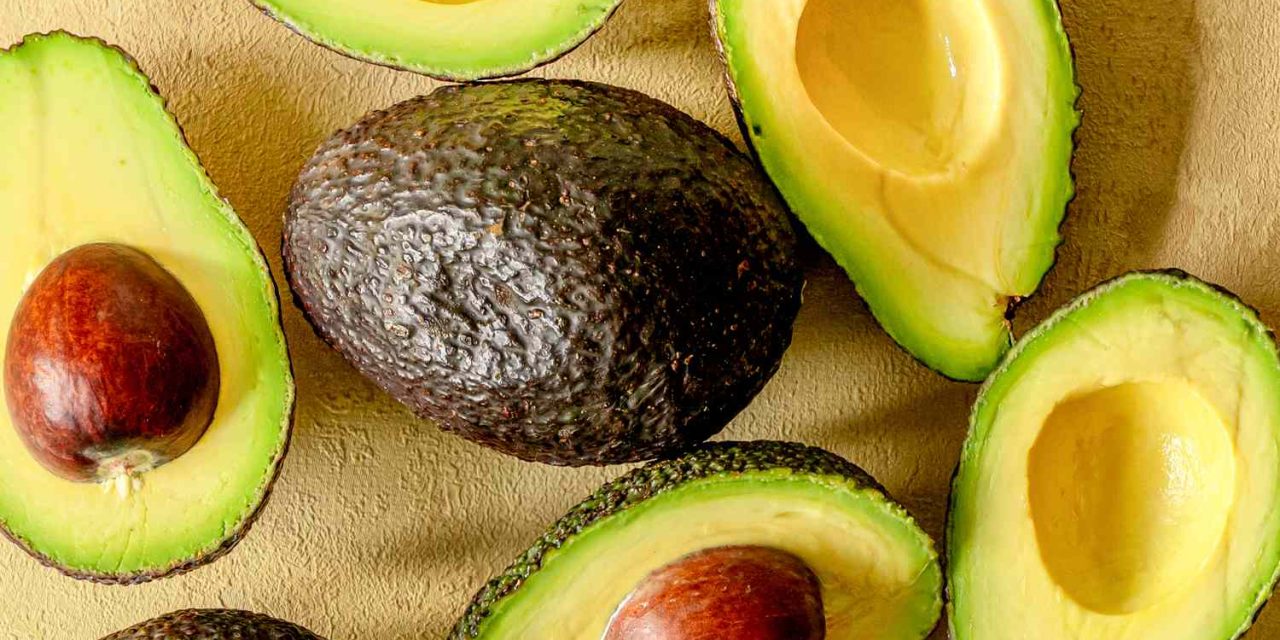 Tips Alpukat Cepat Matang Dalam Sehari Menggunakan Pisang