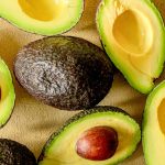 Tips Alpukat Cepat Matang Dalam Sehari Menggunakan Pisang