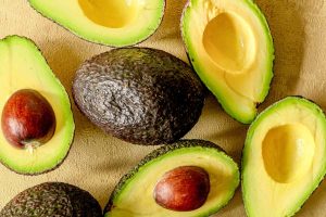 Tips Alpukat Cepat Matang Dalam Sehari Menggunakan Pisang