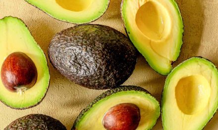 Tips Alpukat Cepat Matang Dalam Sehari Menggunakan Pisang