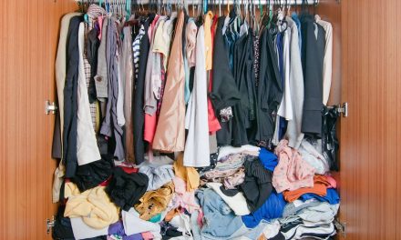 Solusi Cerdas Lemari Penuh Sesak Tanpa Harus Berhenti Belanja