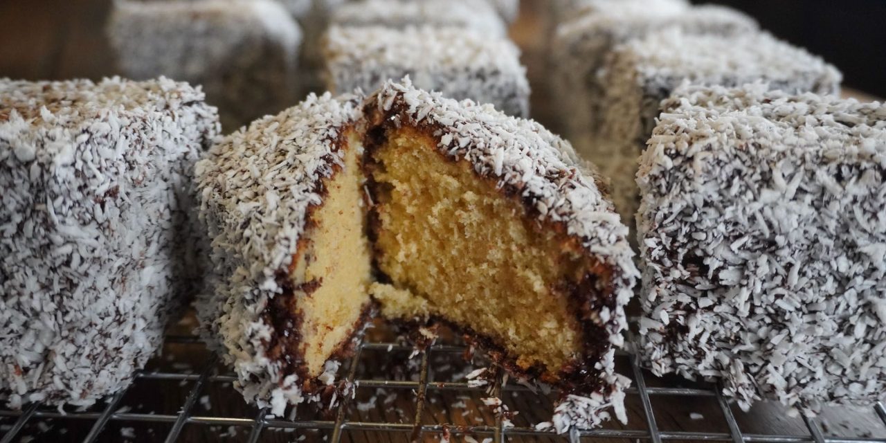 Lamington Australia: Kue Spons Cokelat Kelapa Teman Teatime