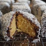 Lamington Australia: Kue Spons Cokelat Kelapa Teman Teatime