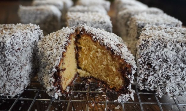 Lamington Australia: Kue Spons Cokelat Kelapa Teman Teatime