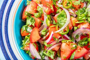Segarnya Kachumbari Kenya, Salad Tomat Dan Bawang Merah