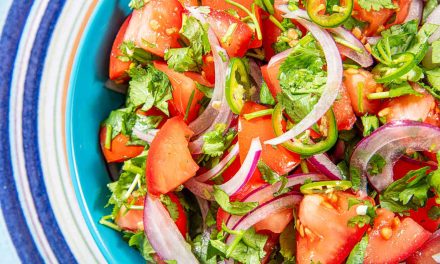Segarnya Kachumbari Kenya, Salad Tomat Dan Bawang Merah