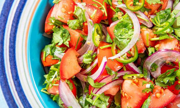 Segarnya Kachumbari Kenya, Salad Tomat Dan Bawang Merah