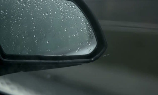 Trik Pasta Gigi Putih: Solusi Kaca Spion Mobil Bebas Embun Hujan