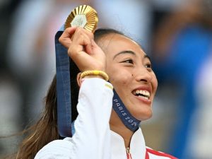 Zheng Qinwen Ukir Sejarah Sabet Medali Emas Tenis Tunggal Putri