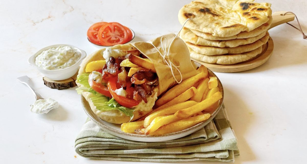 Gyros Khas Yunani: Roti Pita Daging Panggang Dan Saus Tzatziki