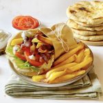 Gyros Khas Yunani: Roti Pita Daging Panggang Dan Saus Tzatziki