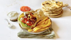 Gyros Khas Yunani: Roti Pita Daging Panggang Dan Saus Tzatziki