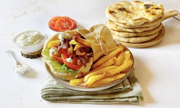 Gyros Khas Yunani: Roti Pita Daging Panggang Dan Saus Tzatziki