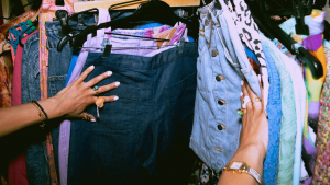 Tren Thrifting Skena 90-an Makin Digandrungi Gen Z