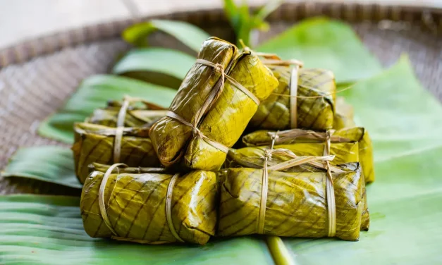 Cicipi Kue Buras Lombok Dari Tepung Beras Dan Kelapa Muda