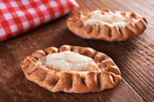 Uniknya Karelian Khas Finlandia Pie Disajikan Dengan Munavoi