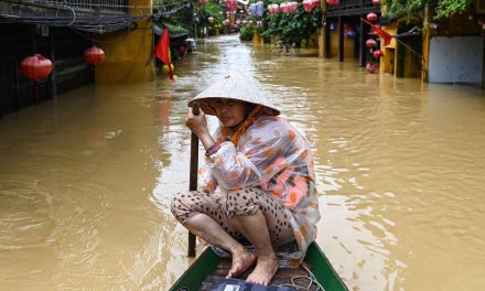 Tim SAR Gabungan Selamatkan Warga Pegunungan Vietnam